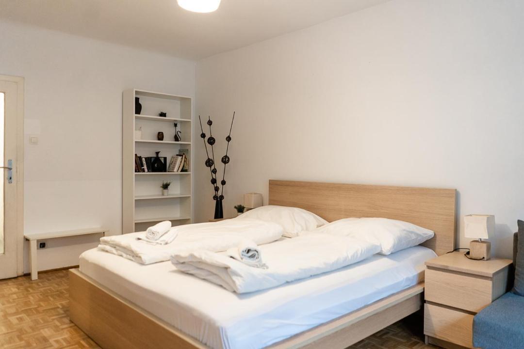 Central Living - Stephansdom Apartments Виена Стая снимка