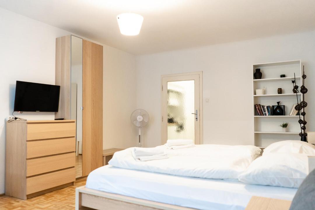 Central Living - Stephansdom Apartments Виена Стая снимка