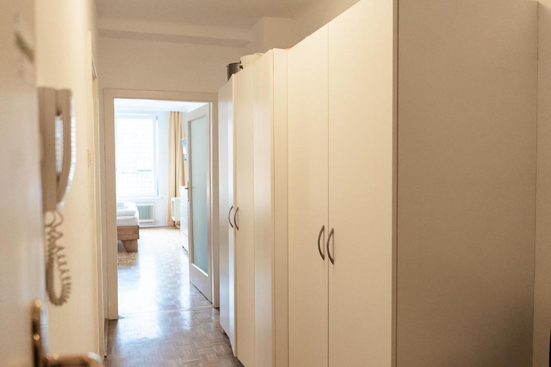 Central Living - Stephansdom Apartments Виена Стая снимка